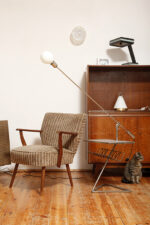 Tapicerowany niski fotel wypoczynkowy w odcieniach brązu z bukowymi drewnianymi podłokietnikami i toczonym nogami w stylu Mid Century Modern, Niemcy, lata 60. - obrazek 2