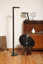 Smukła wysoka metalowa minimalistyczna, jednopunktowa, świecąca do góry postmodernistyczna cała czarna lampa podłogowa ze ściemniaczem "Ignazio", Gianfranco Frattini dla Luci illuminazione (Lucitalia), Włochy, wzór z 1979 roku - obrazek 2