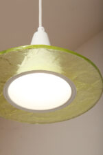 Jednopunktowa filigranowa lampa sufitowa ze szklanym zielonym/limonkowym półprzeźroczystym fakturowym kloszem osadzonym na białym metalowym odwróconym stożku, Włochy, lata 80. - obrazek 14
