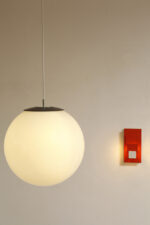 Dwupunktowa mlecznobiała duża (38 cm) lampa sufitowa w kształcie pełnej kuli z tworzywa z czarnym metalowym kapturkiem na górze, Holandia, lata 90. - obrazek 24