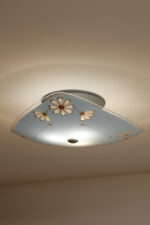 Szklana trzypunktowa lampa sufitowa/plafon z niebieskim lekko wygiętym trójkątnym kloszem zdobionym motywami kwiatowymi zawieszonym na szarym metalowym cokole w kształcie stożka, Włochy, lata 50 - obrazek 24