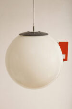 Dwupunktowa mlecznobiała duża (38 cm) lampa sufitowa w kształcie pełnej kuli z tworzywa z czarnym metalowym kapturkiem na górze, Holandia, lata 90. - obrazek 25