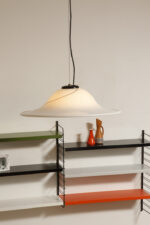 Duża jednopunktowa mlecznobiała szklana lampa sufitowa w kształcie szerokiego kapelusza z czarną zatopioną wokół klosza kreską wisząca na stalowej lince, Vetraio Raffaello, Włochy, lata 70. - obrazek 25