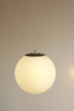 Dwupunktowa mlecznobiała duża (38 cm) lampa sufitowa w kształcie pełnej kuli z tworzywa z czarnym metalowym kapturkiem na górze, Holandia, lata 90. - obrazek 28
