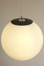 Dwupunktowa mlecznobiała duża (38 cm) lampa sufitowa w kształcie pełnej kuli z tworzywa z czarnym metalowym kapturkiem na górze, Holandia, lata 90. - obrazek 29