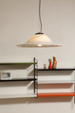 Duża jednopunktowa mlecznobiała szklana lampa sufitowa w kształcie szerokiego kapelusza z czarną zatopioną wokół klosza kreską wisząca na stalowej lince, Vetraio Raffaello, Włochy, lata 70. - obrazek 29