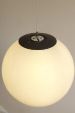 Dwupunktowa mlecznobiała duża (38 cm) lampa sufitowa w kształcie pełnej kuli z tworzywa z czarnym metalowym kapturkiem na górze, Holandia, lata 90. - obrazek 31