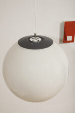 Dwupunktowa mlecznobiała duża (38 cm) lampa sufitowa w kształcie pełnej kuli z tworzywa z czarnym metalowym kapturkiem na górze, Holandia, lata 90. - obrazek 32