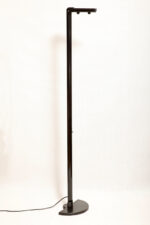 Smukła wysoka metalowa minimalistyczna, jednopunktowa, świecąca do góry postmodernistyczna cała czarna lampa podłogowa ze ściemniaczem "Ignazio", Gianfranco Frattini dla Luci illuminazione (Lucitalia), Włochy, wzór z 1979 roku - obrazek 3