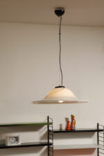 Duża jednopunktowa mlecznobiała szklana lampa sufitowa w kształcie szerokiego kapelusza z czarną zatopioną wokół klosza kreską wisząca na stalowej lince, Vetraio Raffaello, Włochy, lata 70. - obrazek 3