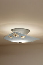 Szklana trzypunktowa lampa sufitowa/plafon z niebieskim lekko wygiętym trójkątnym kloszem zdobionym motywami kwiatowymi zawieszonym na szarym metalowym cokole w kształcie stożka, Włochy, lata 50 - obrazek 3