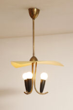 Trzypunktowa metalowa lampa wisząca/sufitowa z trzema zakrzywionymi ramionami w kolorze starego złota zakończonymi źródłami światła z metalowym żółtym lekko profilowanym trójkątnym kloszem nad nimi, Mid Century Modern, Niemcy, lata 50. - obrazek 55