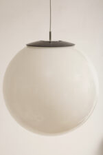 Dwupunktowa mlecznobiała duża (38 cm) lampa sufitowa w kształcie pełnej kuli z tworzywa z czarnym metalowym kapturkiem na górze, Holandia, lata 90. - obrazek 27
