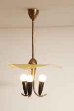 Trzypunktowa metalowa lampa wisząca/sufitowa z trzema zakrzywionymi ramionami w kolorze starego złota zakończonymi źródłami światła z metalowym żółtym lekko profilowanym trójkątnym kloszem nad nimi, Mid Century Modern, Niemcy, lata 50. - obrazek 53