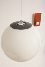 Dwupunktowa mlecznobiała duża (38 cm) lampa sufitowa w kształcie pełnej kuli z tworzywa z czarnym metalowym kapturkiem na górze, Holandia, lata 90. - obrazek 10