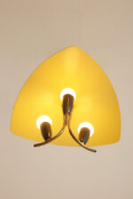 Trzypunktowa metalowa lampa wisząca/sufitowa z trzema zakrzywionymi ramionami w kolorze starego złota zakończonymi źródłami światła z metalowym żółtym lekko profilowanym trójkątnym kloszem nad nimi, Mid Century Modern, Niemcy, lata 50. - obrazek 52