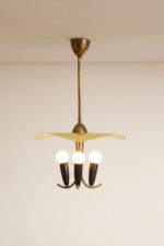 Trzypunktowa metalowa lampa wisząca/sufitowa z trzema zakrzywionymi ramionami w kolorze starego złota zakończonymi źródłami światła z metalowym żółtym lekko profilowanym trójkątnym kloszem nad nimi, Mid Century Modern, Niemcy, lata 50. - obrazek 48
