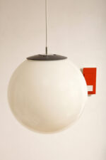 Dwupunktowa mlecznobiała duża (38 cm) lampa sufitowa w kształcie pełnej kuli z tworzywa z czarnym metalowym kapturkiem na górze, Holandia, lata 90. - obrazek 4