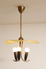 Trzypunktowa metalowa lampa wisząca/sufitowa z trzema zakrzywionymi ramionami w kolorze starego złota zakończonymi źródłami światła z metalowym żółtym lekko profilowanym trójkątnym kloszem nad nimi, Mid Century Modern, Niemcy, lata 50. - obrazek 47