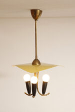 Trzypunktowa metalowa lampa wisząca/sufitowa z trzema zakrzywionymi ramionami w kolorze starego złota zakończonymi źródłami światła z metalowym żółtym lekko profilowanym trójkątnym kloszem nad nimi, Mid Century Modern, Niemcy, lata 50. - obrazek 41