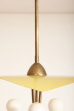 Trzypunktowa metalowa lampa wisząca/sufitowa z trzema zakrzywionymi ramionami w kolorze starego złota zakończonymi źródłami światła z metalowym żółtym lekko profilowanym trójkątnym kloszem nad nimi, Mid Century Modern, Niemcy, lata 50. - obrazek 38