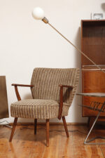 Tapicerowany niski fotel wypoczynkowy w odcieniach brązu z bukowymi drewnianymi podłokietnikami i toczonym nogami w stylu Mid Century Modern, Niemcy, lata 60. - obrazek 5