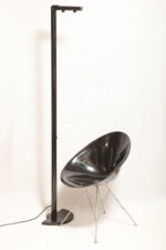 Smukła wysoka metalowa minimalistyczna, jednopunktowa, świecąca do góry postmodernistyczna cała czarna lampa podłogowa ze ściemniaczem "Ignazio", Gianfranco Frattini dla Luci illuminazione (Lucitalia), Włochy, wzór z 1979 roku - obrazek 5