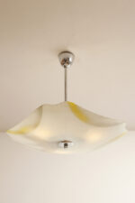 Mlecznobiała szklana trzypunktowa lampa sufitowa „Parasolka” z żółto-szarym ręcznie malowanym geometryczny wzorem, Elektroinstala Děčín, Czechosłowacja, lata 50. - obrazek 5