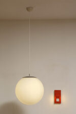 Dwupunktowa mlecznobiała duża (38 cm) lampa sufitowa w kształcie pełnej kuli z tworzywa z czarnym metalowym kapturkiem na górze, Holandia, lata 90. - obrazek 5