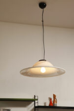 Duża jednopunktowa mlecznobiała szklana lampa sufitowa w kształcie szerokiego kapelusza z czarną zatopioną wokół klosza kreską wisząca na stalowej lince, Vetraio Raffaello, Włochy, lata 70. - obrazek 52