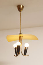Trzypunktowa metalowa lampa wisząca/sufitowa z trzema zakrzywionymi ramionami w kolorze starego złota zakończonymi źródłami światła z metalowym żółtym lekko profilowanym trójkątnym kloszem nad nimi, Mid Century Modern, Niemcy, lata 50. - obrazek 29