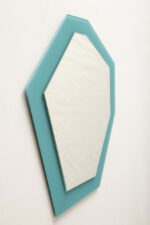 Średniej wielkości siedmiokątne lustro ścienne osadzone na szklanej matowej turkusowej ramie "Turquoise diamond mirror", projekt Andrea Lussoli, po 2000 roku - obrazek 6