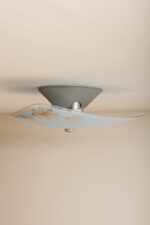 Szklana trzypunktowa lampa sufitowa/plafon z niebieskim lekko wygiętym trójkątnym kloszem zdobionym motywami kwiatowymi zawieszonym na szarym metalowym cokole w kształcie stożka, Włochy, lata 50 - obrazek 6