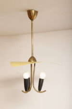 Trzypunktowa metalowa lampa wisząca/sufitowa z trzema zakrzywionymi ramionami w kolorze starego złota zakończonymi źródłami światła z metalowym żółtym lekko profilowanym trójkątnym kloszem nad nimi, Mid Century Modern, Niemcy, lata 50. - obrazek 23