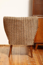 Tapicerowany niski fotel wypoczynkowy w odcieniach brązu z bukowymi drewnianymi podłokietnikami i toczonym nogami w stylu Mid Century Modern, Niemcy, lata 60. - obrazek 7