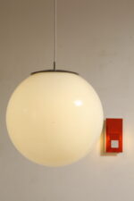 Dwupunktowa mlecznobiała duża (38 cm) lampa sufitowa w kształcie pełnej kuli z tworzywa z czarnym metalowym kapturkiem na górze, Holandia, lata 90. - obrazek 7