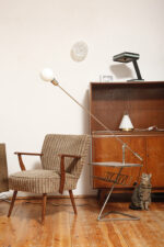 Tapicerowany niski fotel wypoczynkowy w odcieniach brązu z bukowymi drewnianymi podłokietnikami i toczonym nogami w stylu Mid Century Modern, Niemcy, lata 60. - obrazek 8