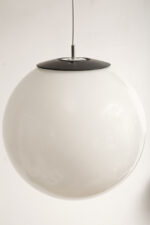 Dwupunktowa mlecznobiała duża (38 cm) lampa sufitowa w kształcie pełnej kuli z tworzywa z czarnym metalowym kapturkiem na górze, Holandia, lata 90. - obrazek 8
