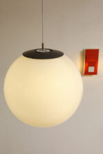 Dwupunktowa mlecznobiała duża (38 cm) lampa sufitowa w kształcie pełnej kuli z tworzywa z czarnym metalowym kapturkiem na górze, Holandia, lata 90. - obrazek 9