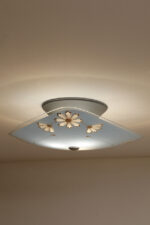 Szklana trzypunktowa lampa sufitowa/plafon z niebieskim lekko wygiętym trójkątnym kloszem zdobionym motywami kwiatowymi zawieszonym na szarym metalowym cokole w kształcie stożka, Włochy, lata 50 - obrazek 10