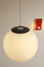Dwupunktowa mlecznobiała duża (38 cm) lampa sufitowa w kształcie pełnej kuli z tworzywa z czarnym metalowym kapturkiem na górze, Holandia, lata 90. - obrazek 11