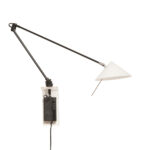 Czarna minimalistyczna jednopunktowa metalowa lampa ścienna/kinkiet ze ściemniaczem, ruchomym ramieniem zakończonym szklanym mlecznobiałym kloszem w kształcie stożka, Pola Design Amstelveen, Holandia, lata 80.