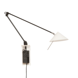 Czarna minimalistyczna jednopunktowa metalowa lampa ścienna/kinkiet ze ściemniaczem, ruchomym ramieniem zakończonym szklanym mlecznobiałym kloszem w kształcie stożka, Pola Design Amstelveen, Holandia, lata 80.