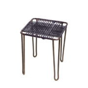Stołek/taboret na metalowej konstrukcji z kwadratowym siedziskiem wyplatanym granatową grubą żyłką , Polska, lata 70.