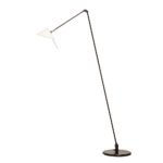 Czarna minimalistyczna jednopunktowa metalowa lampa podłogowa ze ściemniaczem, możliwością pochylania, ruchomym ramieniem i szklanym mlecznobiałym kloszem w kształcie stożka, Pola Design Amstelveen, Holandia, lata 80.