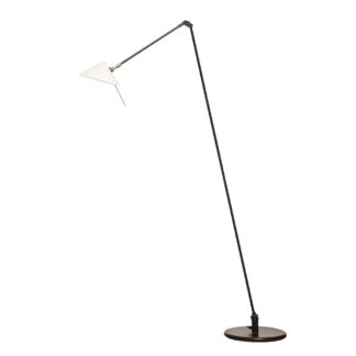 Czarna minimalistyczna jednopunktowa metalowa lampa podłogowa ze ściemniaczem, możliwością pochylania, ruchomym ramieniem i szklanym mlecznobiałym kloszem w kształcie stożka, Pola Design Amstelveen, Holandia, lata 80.