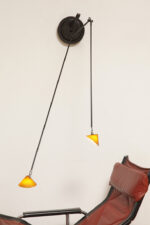 Czarna minimalistyczna dwupunktowa metalowa lampa ścienna/lampa sufitowa/kinkiet z dwoma ruchomymi ramionami zakończonymi szklanym kloszami w kształcie stożka w kolorze ochry, Pola Design Amstelveen, Holandia, lata 80. - obrazek 39