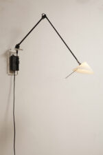 Czarna minimalistyczna jednopunktowa metalowa lampa ścienna/kinkiet ze ściemniaczem, ruchomym ramieniem zakończonym szklanym mlecznobiałym kloszem w kształcie stożka, Pola Design Amstelveen, Holandia, lata 80. - obrazek 11