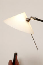 Czarna minimalistyczna jednopunktowa metalowa lampa podłogowa ze ściemniaczem, możliwością pochylania, ruchomym ramieniem i szklanym mlecznobiałym kloszem w kształcie stożka, Pola Design Amstelveen, Holandia, lata 80. - obrazek 12