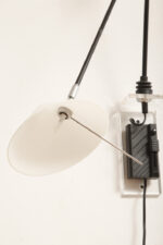 Czarna minimalistyczna jednopunktowa metalowa lampa ścienna/kinkiet ze ściemniaczem, ruchomym ramieniem zakończonym szklanym mlecznobiałym kloszem w kształcie stożka, Pola Design Amstelveen, Holandia, lata 80. - obrazek 12